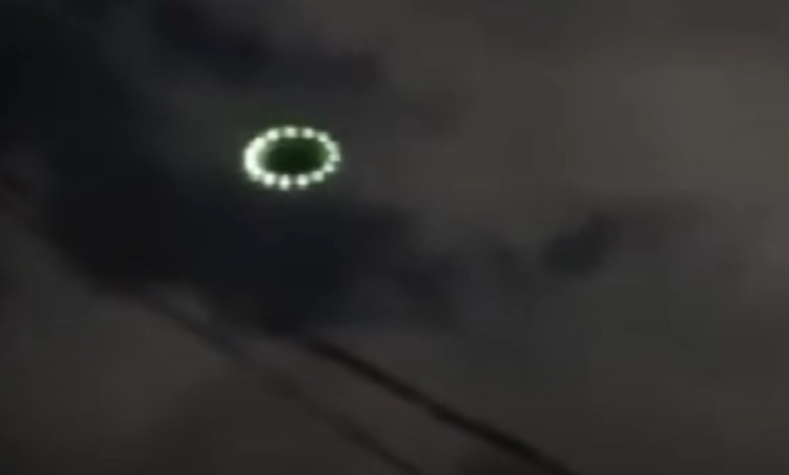 Residents stunned after spotting obvious UFO flying around the city 2