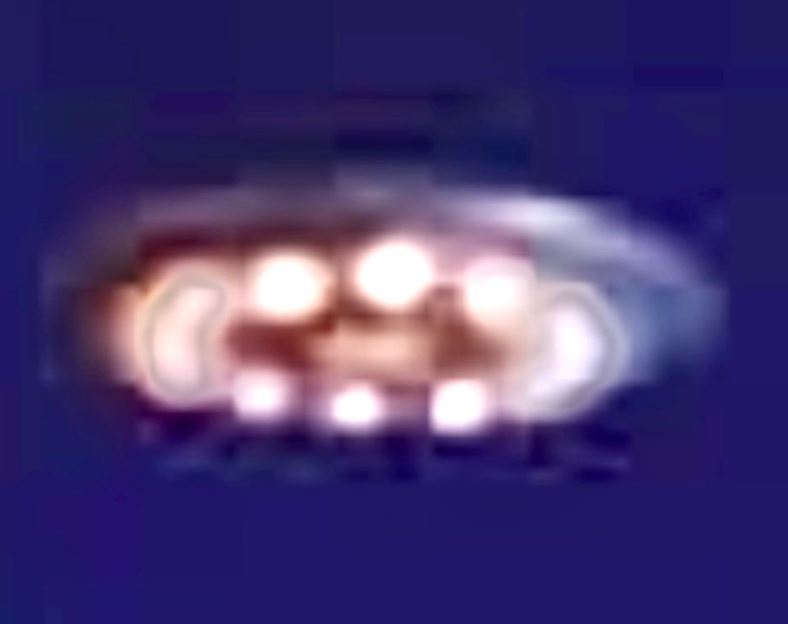 Residents stunned after spotting obvious UFO flying around the city 5