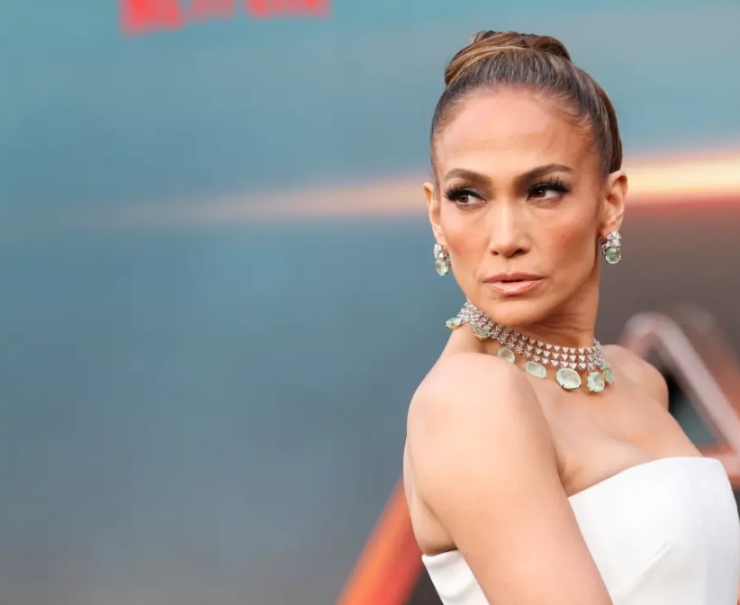 Jennifer Lopez prohibits crew members and limo drivers from making eye contact with her 3