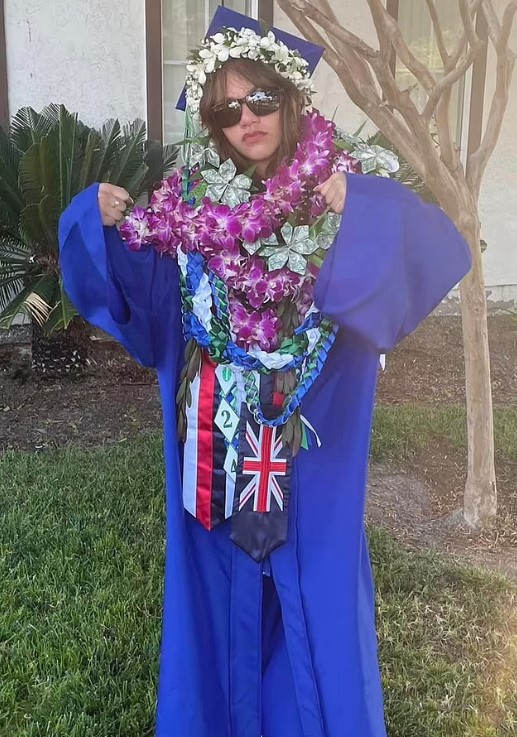 Dad criticizes high school for banning daughter from walking at graduation in traditional Hawaiian lei 2