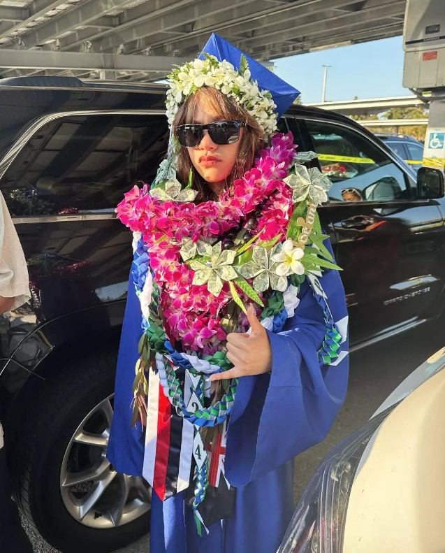 Dad criticizes high school for banning daughter from walking at graduation in traditional Hawaiian lei 4