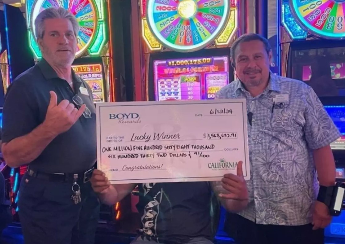 Man who invests $5 in one night wins incredible $1.5 million at Las Vegas casino 1