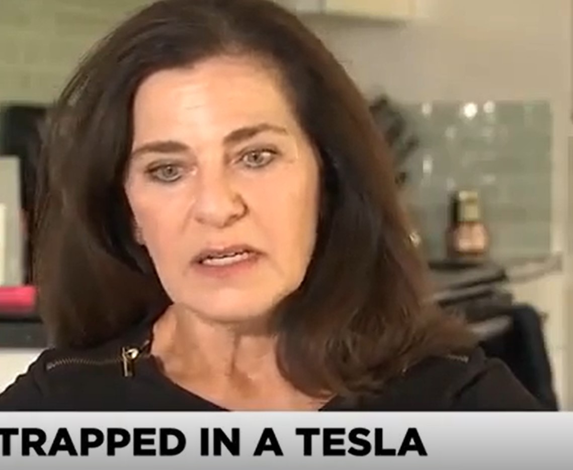Woman criticizes Elon Musk after being trapped in out-of-battery Tesla 1