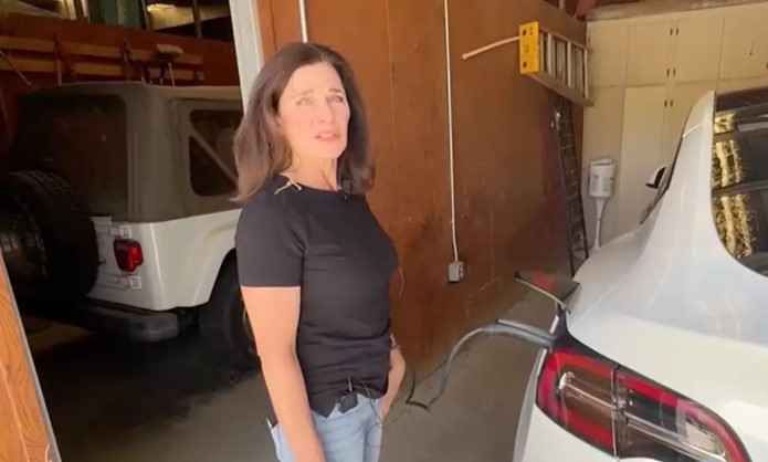 Woman criticizes Elon Musk after being trapped in out-of-battery Tesla 4
