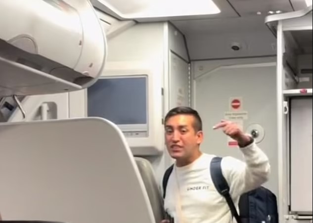 Airline kicks off lawyer from flight after reselling his pre-booked seat to another passenger 3