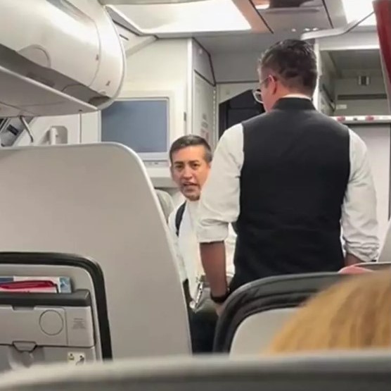 Airline kicks off lawyer from flight after reselling his pre-booked seat to another passenger 4