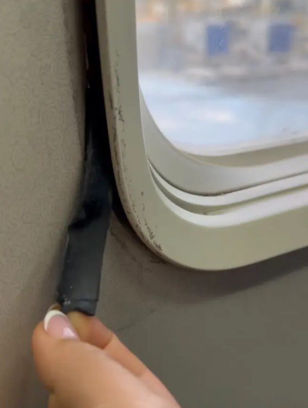 Flight attendant mocks passenger's concern over taped airplane window as 'overreacting' 2