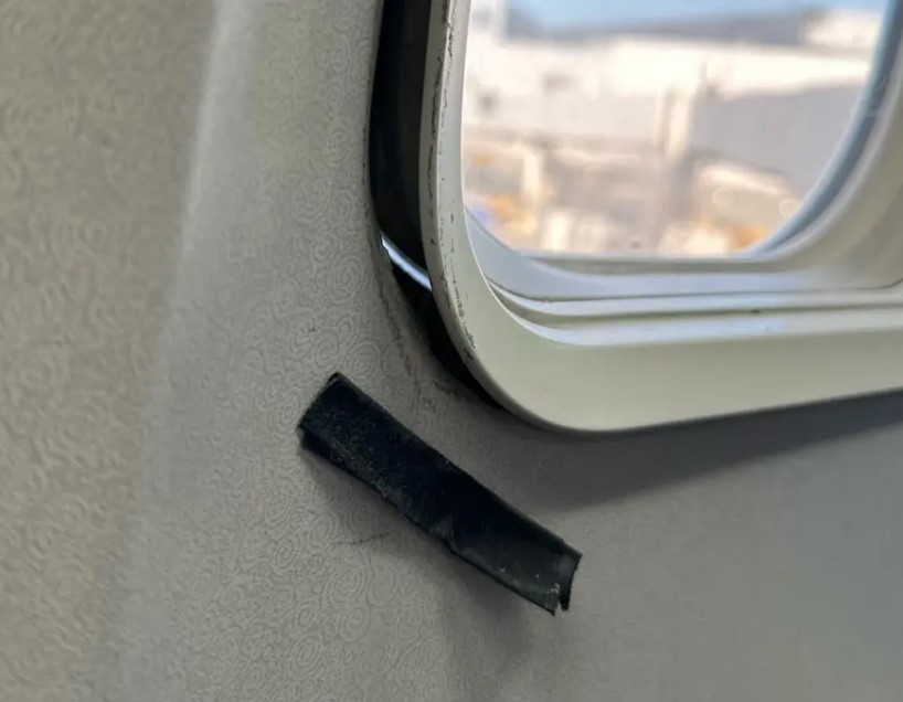 Flight attendant mocks passenger's concern over taped airplane window as 'overreacting' 1
