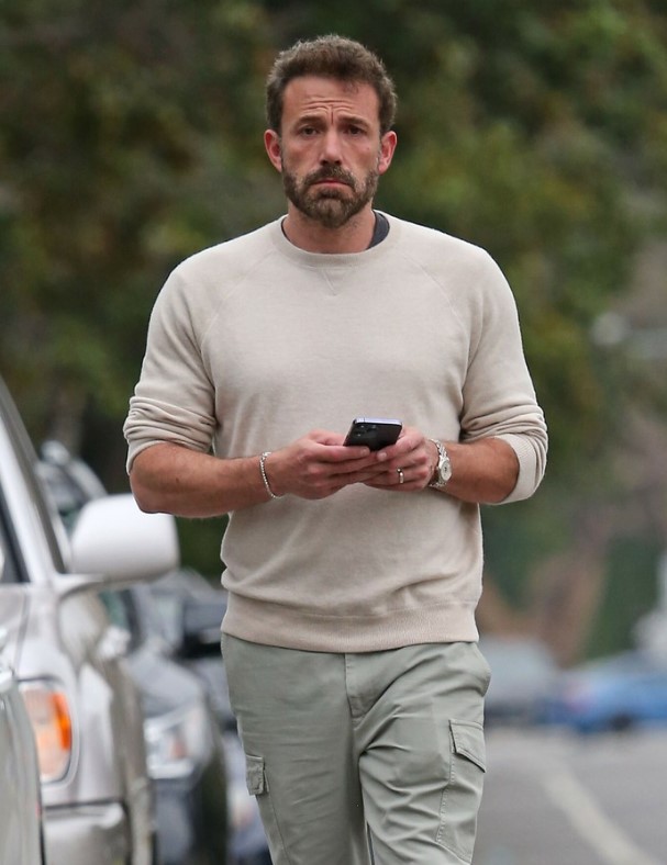 Ben Affleck spots moving stuff out of Los Angeles mansion he shares with Jennifer Lopez amid divorce rumors 7
