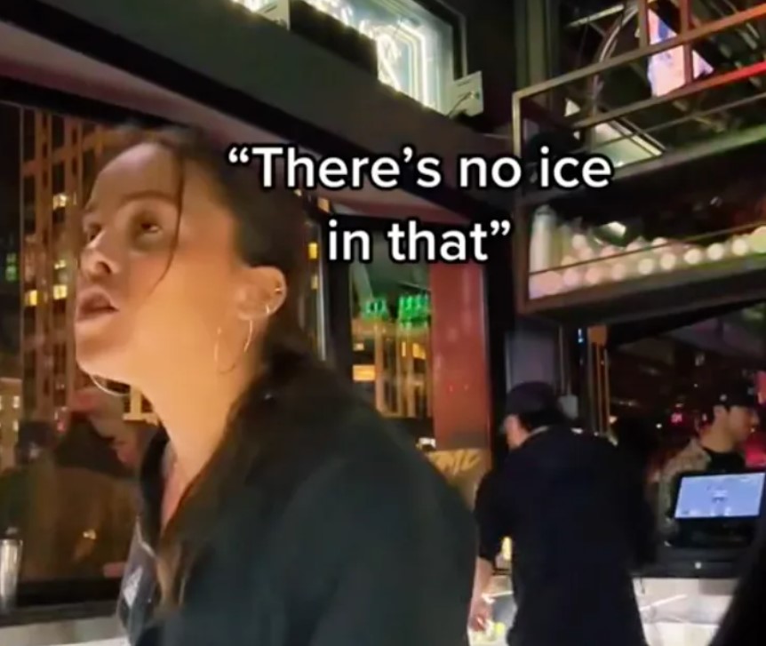 Bartender sparks debate by refusing customer's 'no ice' request to get larger serving of alcohol 3