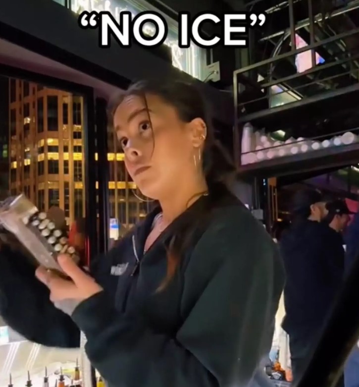 Bartender sparks debate by refusing customer's 'no ice' request to get larger serving of alcohol 2