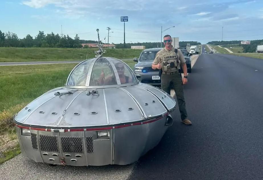 Missouri police stumped upon a 'UFO' vehicle traveling on the highway 4