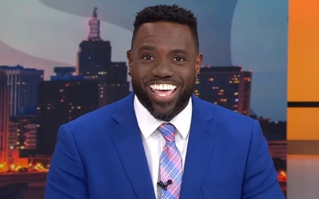 News anchor stuns viewers after declaring he's gay during live broadcast 1