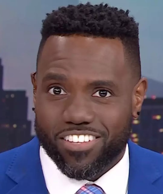 News anchor stuns viewers after declaring he's gay during live broadcast 2