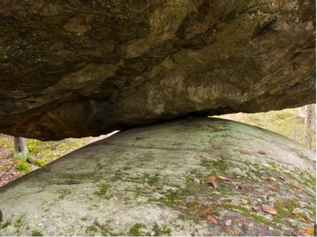 The rock is firmly anchored onto the bedrock (Source: Atlas Obscura)