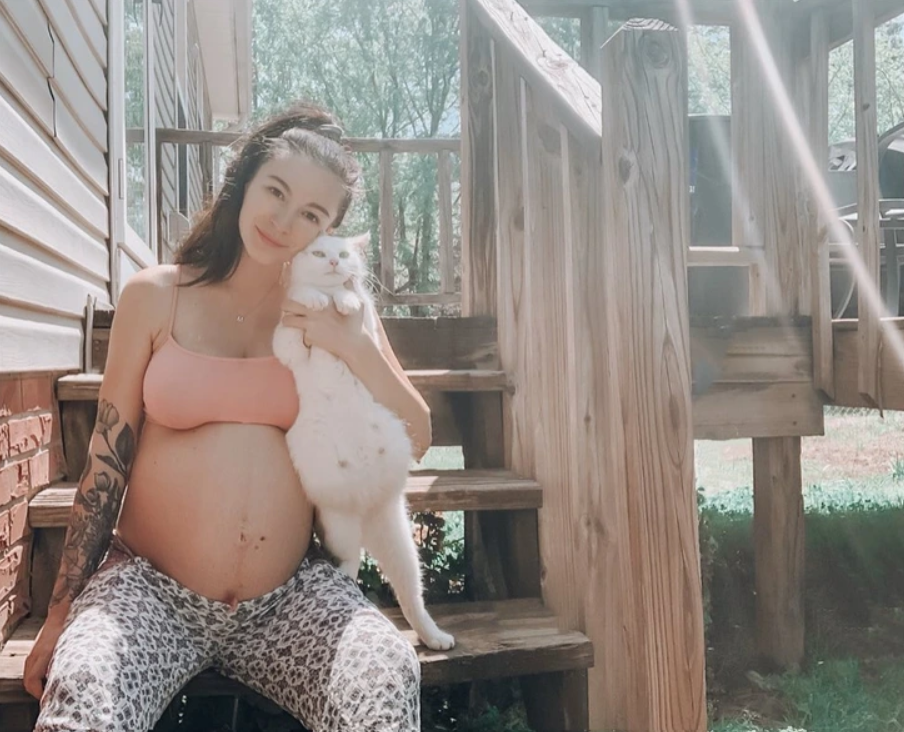A pregnant woman who had rescued a stray cat discovered they were both expecting babies 3