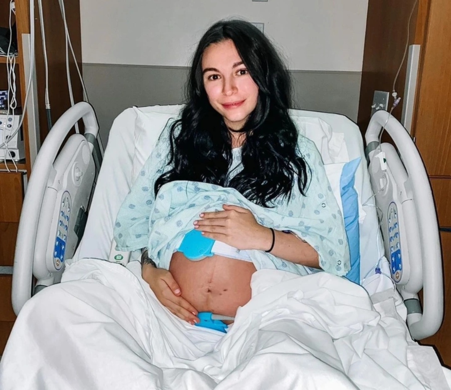 Lauren before giving birth (Source: mama.maners / Instagram)