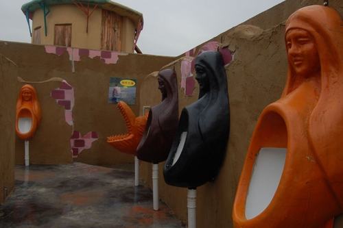 8 weirdest toilets that are actually working around the world 2