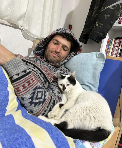 Fireman adopts cat he rescued from the rubble caused by Turkey's earthquake 3