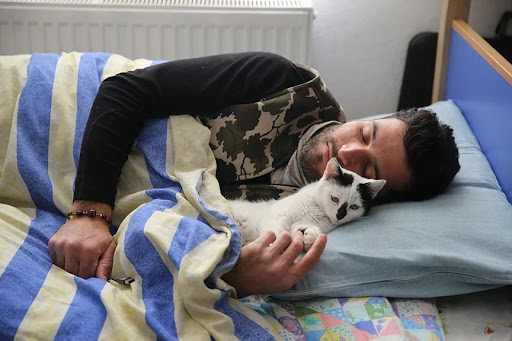 Fireman adopts cat he rescued from the rubble caused by Turkey's earthquake 4