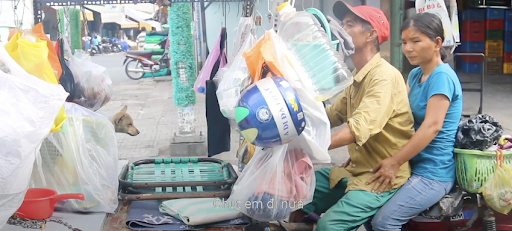 This poverty-stricken couple who work as scrap collectors are giving stray dogs shelter 1