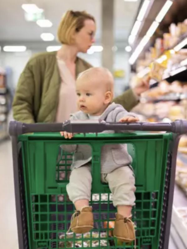 Should supermarket staff clean up the vomit of a customer’s son? 1