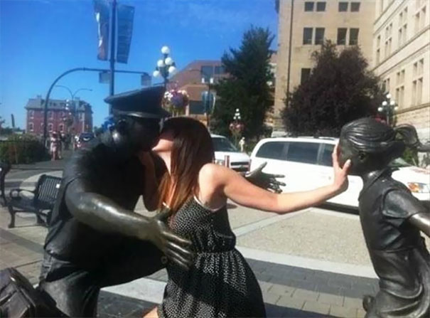 Top 23 unique poses with super funny statues 14