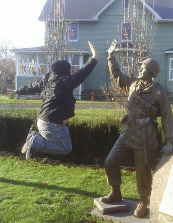 Top 23 unique poses with super funny statues 19