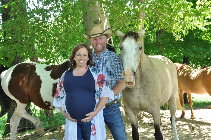 Laughing horse takes the spotlight owner's maternity photoshoot 4