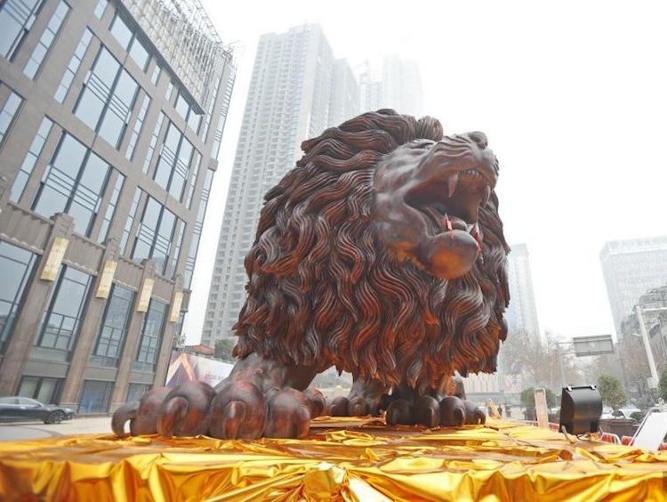 Marvel at the world's largest majestic wooden lion carved from a 15-meter tree 7