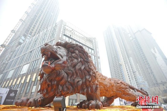 Marvel at the world's largest majestic wooden lion carved from a 15-meter tree 8