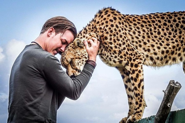 Man quits high-paying job to go to Africa to live, play with wildlife 7