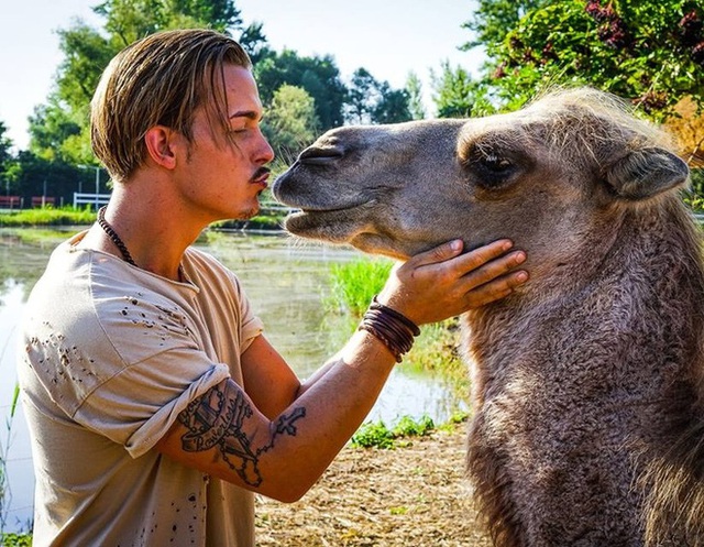Man quits high-paying job to go to Africa to live, play with wildlife 8