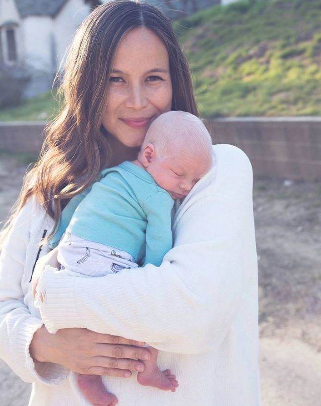 Giving birth to a child with white snow hair, the mother is unaware of the child's dangerous illness 8