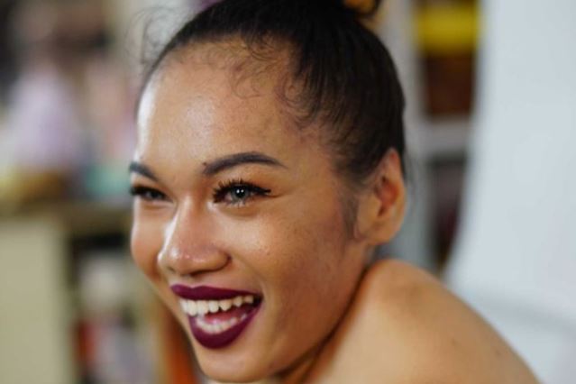 Meet Fai - Armless beauty vlogger a social media, makeup using her feet 2