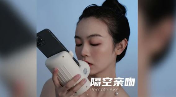 Chinese far lip kisser. Photo Taobao