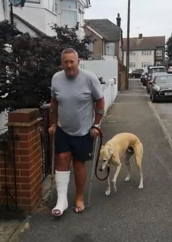 Owner lost £300 after his dog pretended to be lame and imitated owner's broken leg 2
