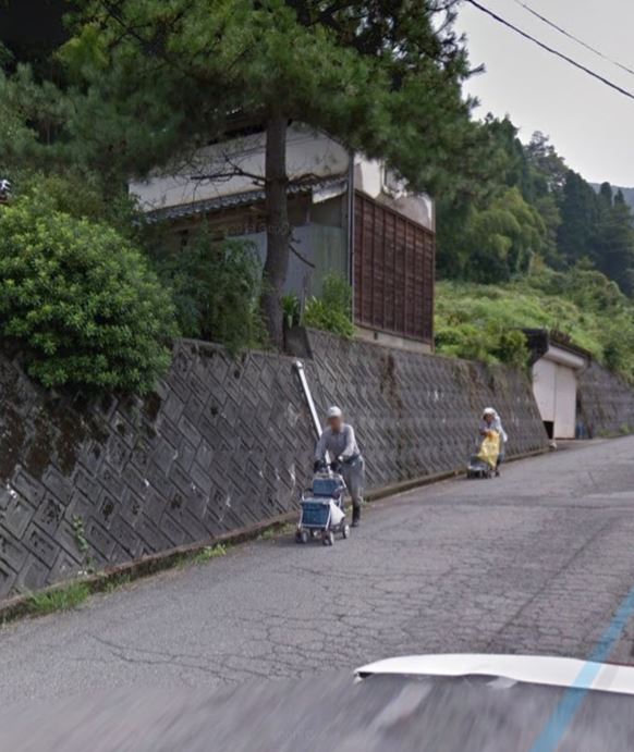 Man uses Google Earth to find his house and sees father who died 7 years ago waiting in the distance 4