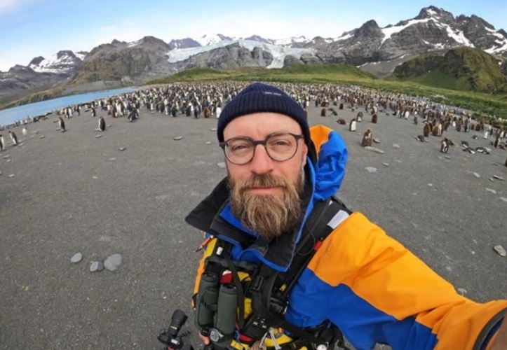 Photographer captures a unique yellow penguin 1