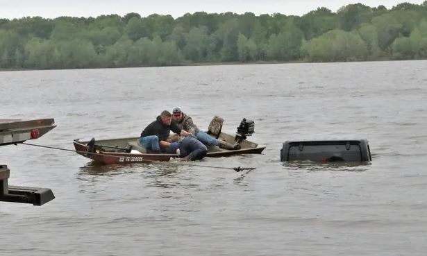 The car missing for 2 days was pulled out of the lake, and suddenly a woman inside was seen moving 1