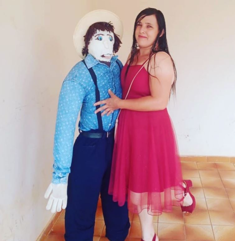 Image: Meirivone loves and dates a rag dolls like a real couple: Image @meirivone_santinha Instagram