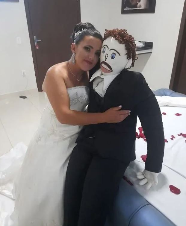 Meirivone decided to marry Marcelo (the rag doll's name) at a party attended by 250 people.Image: @meirivone_santinha Instagram