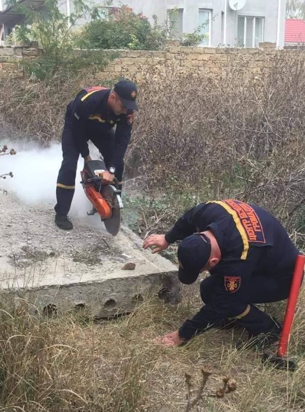 Breathless, rescue of a cat stuck in a narrow concrete pipe 7