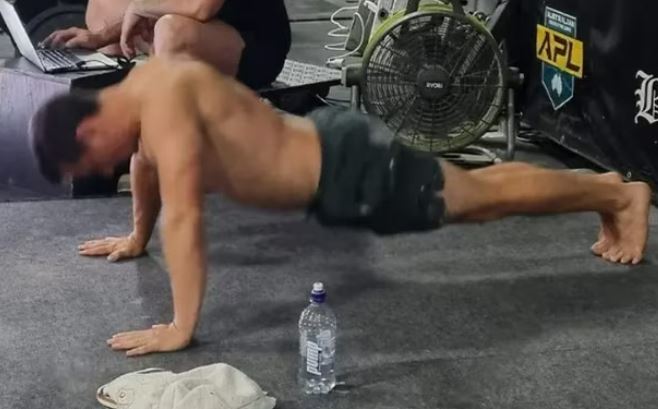 The man breaks Guinness World Record with over 3,200 push-ups in one hour 2