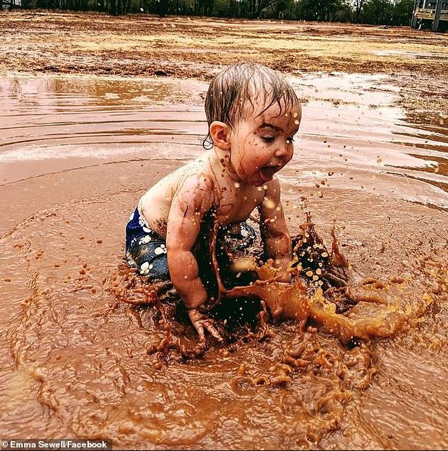 An 18-month-old boy sees rain for the first time in his life, dances with joy and splashes in puddles 3