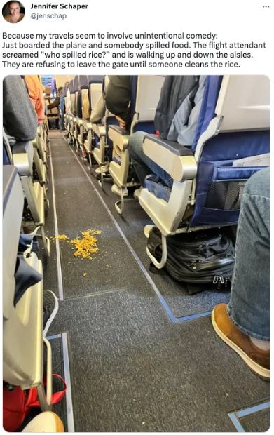 Flight attendant takes stand against messy passengers, refuses to take off until aisle is cleaned 1