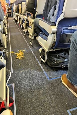 Flight attendant takes stand against messy passengers, refuses to take off until aisle is cleaned 2