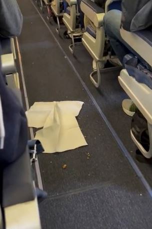 Flight attendant takes stand against messy passengers, refuses to take off until aisle is cleaned 3