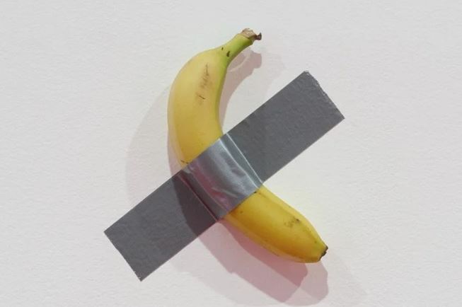 Male student eats artwork in the form of a banana, worth nearly $120,000, out of hunger 1