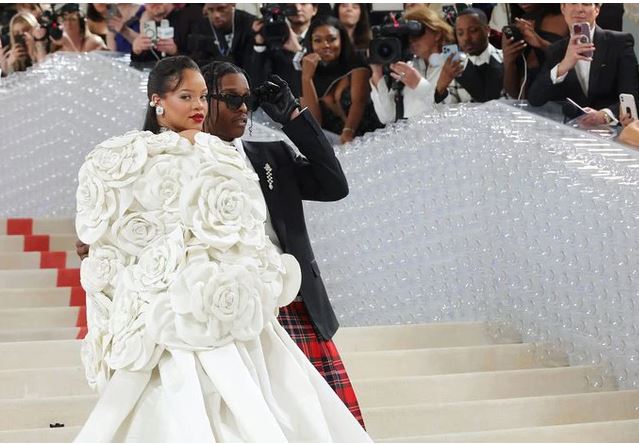 Rihanna is more than 2 hours late, still becoming the most prominent focus on the Met Gala red carpet 5